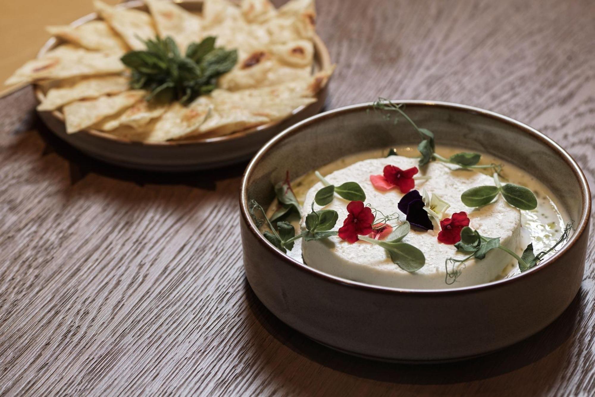 Hotel Monasty, Thessaloniki, Autograph Collection Zewnętrze zdjęcie Labneh with olive oil and mint